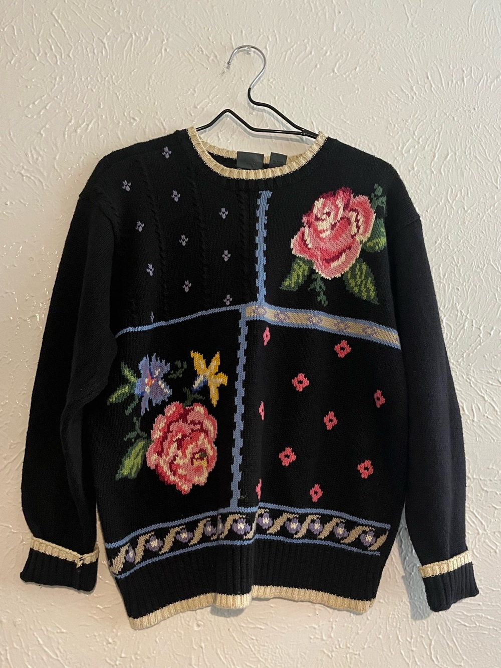 Vintage Black Floral Crewneck Sweater with Rose Motif